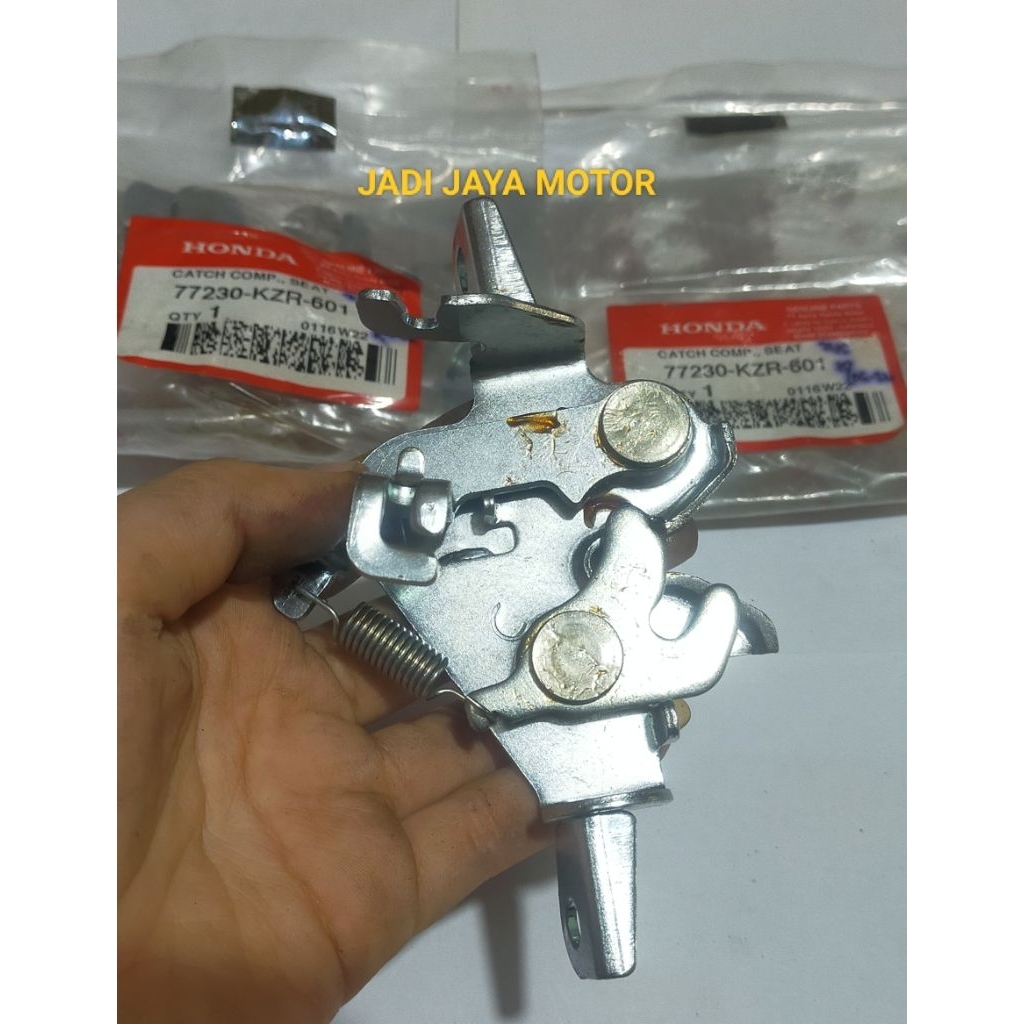 Pengait Jok Lawan Kunci Jok Engsel Dudukan Jok Original Asli Honda Vario 125 Fi eSP 77230 KZR 602