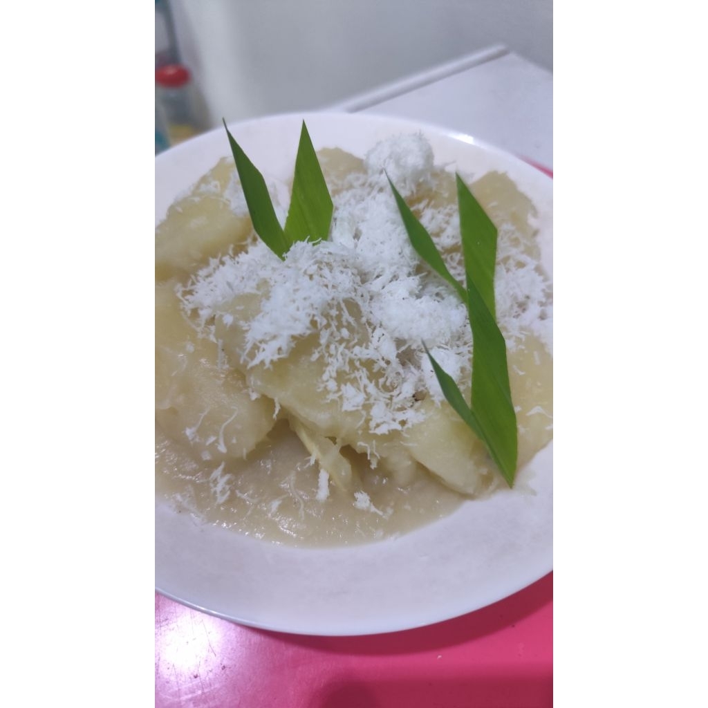 

Singkong rebus santan asin gurih aedikit manis