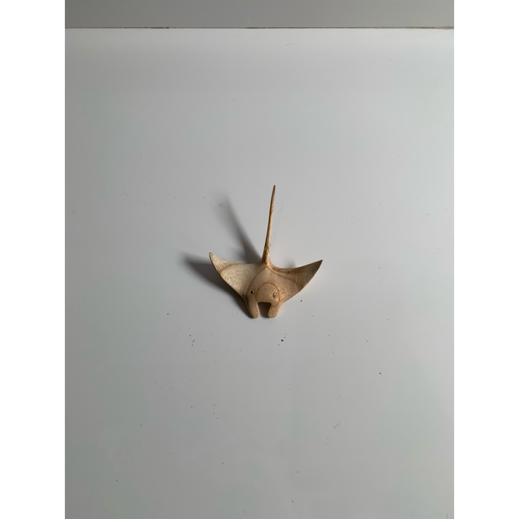 kerajinan kayu ikan pari ekor utuh