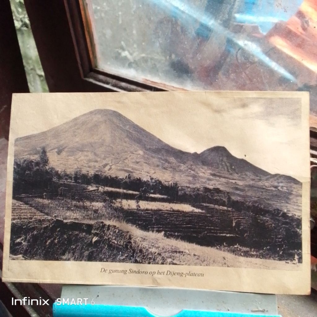 

koleksi kartu pos briefkaart kartoepos de gunung sindoro op het dijeng plateau