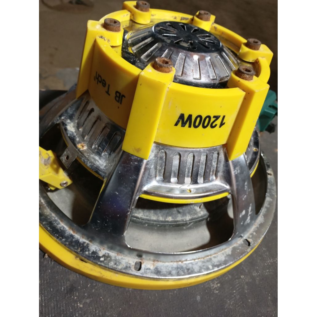 speaker subwofer jb tech 12 inch. kondisi sesuai foto. harus spul ulang