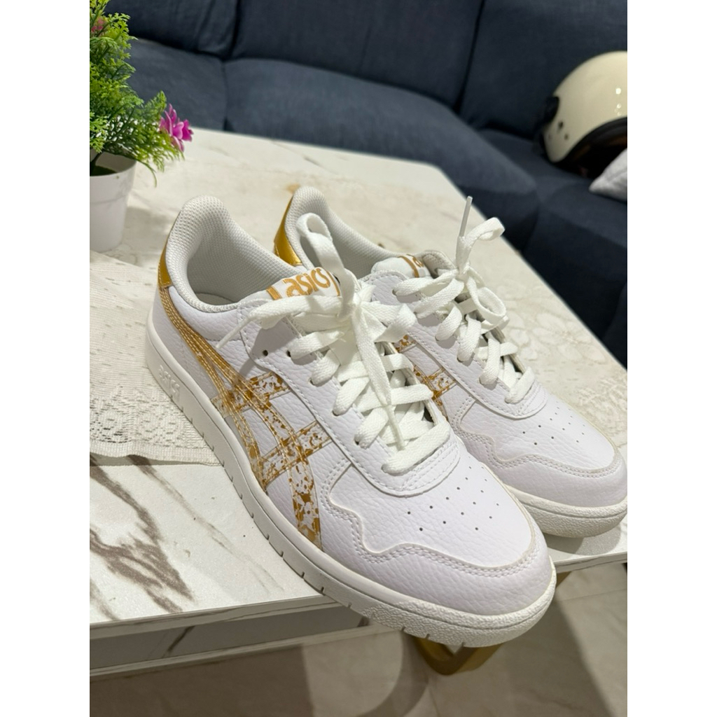 ASICS women Japan S Standard (preloved) us 8