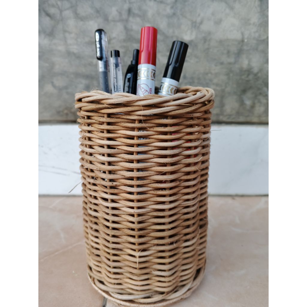 

Tempat pensil bulat dari rotan