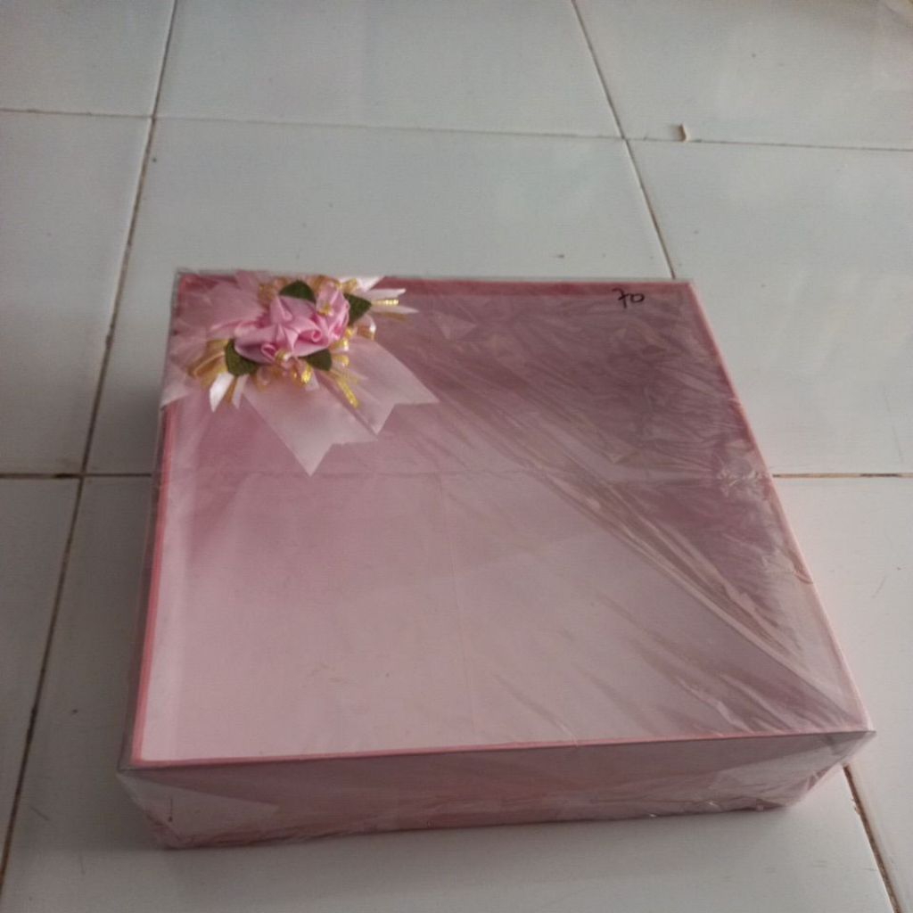 

box kue press mika 30 x 30 x 8 cm pink