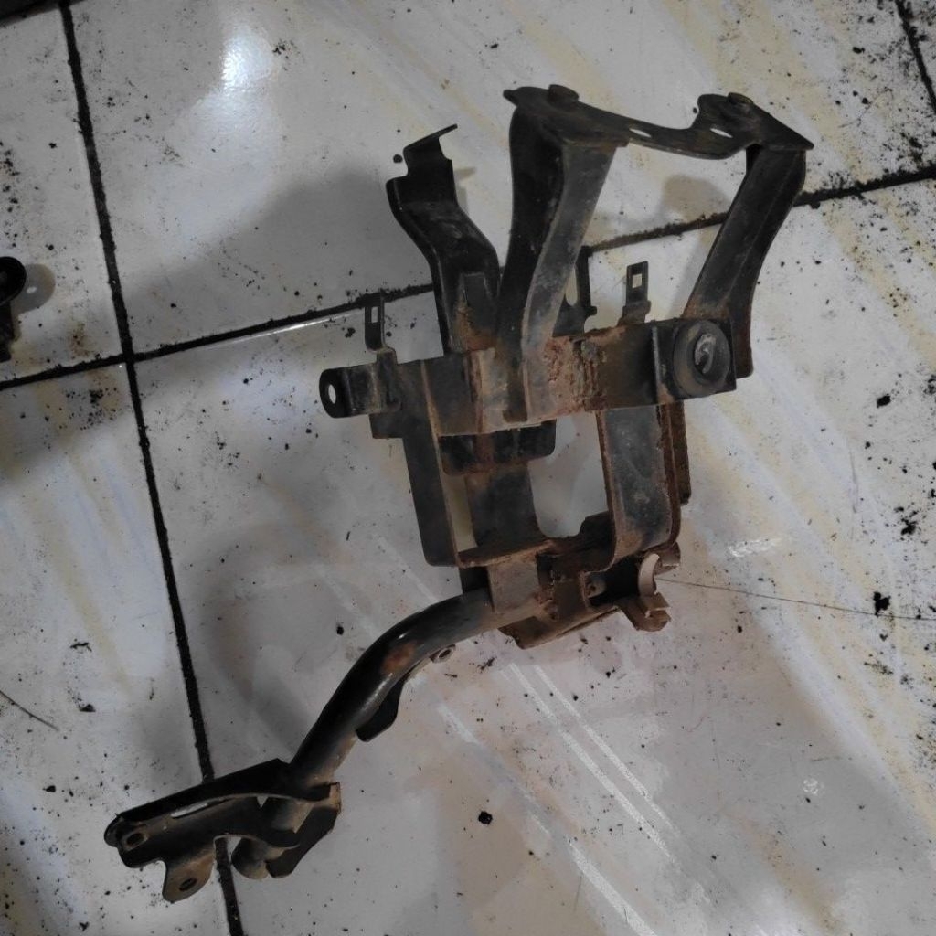 breket dudukan aki vario 125 old KZR ori