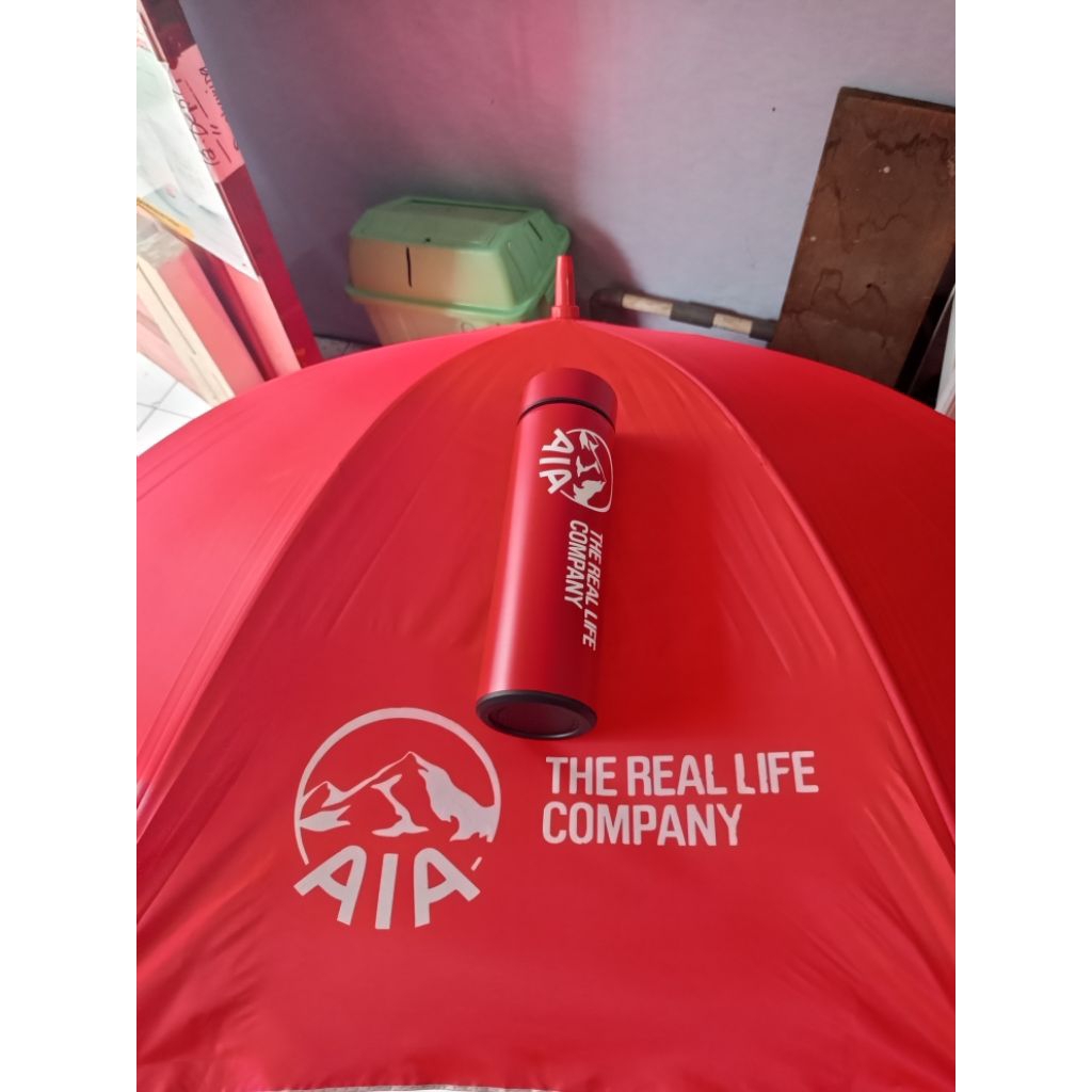 paket tumbler AIA asuransi jiwa dan payung golf manual merah