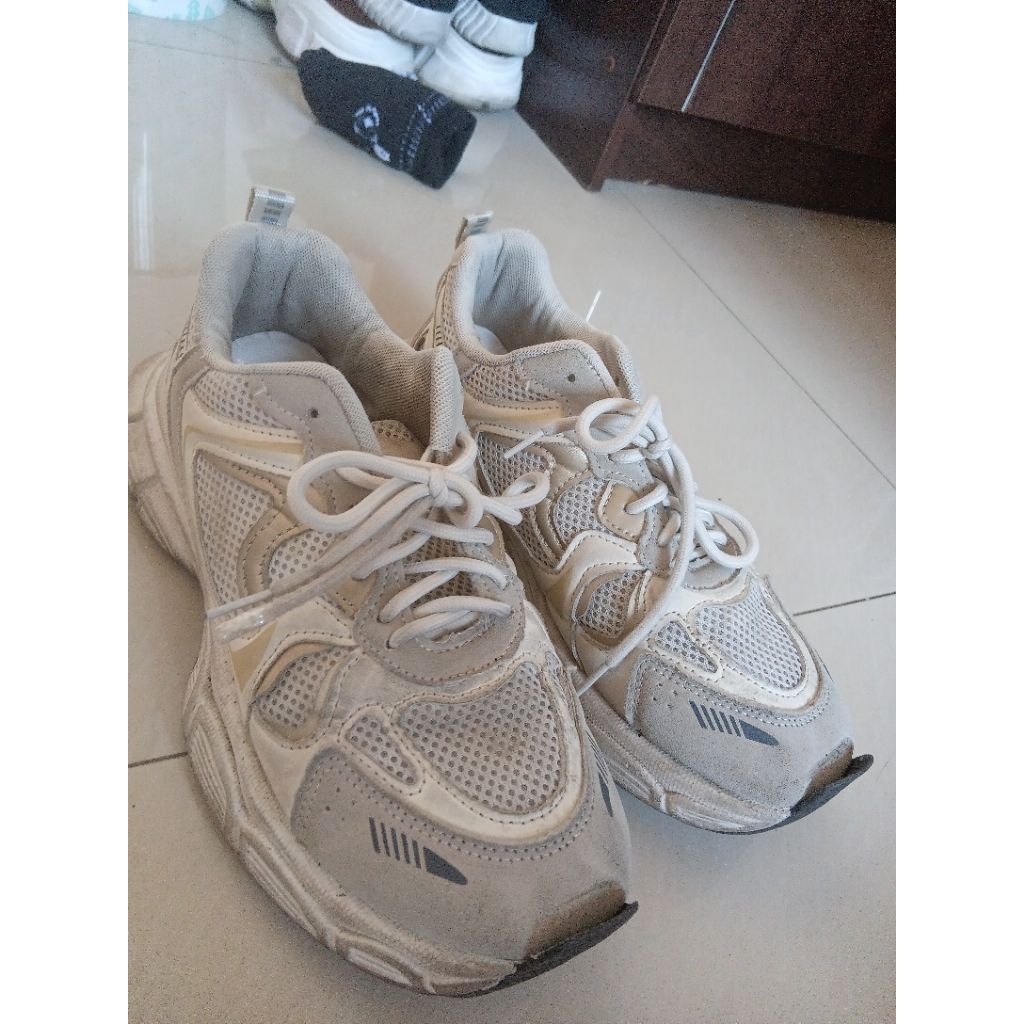 preloved sepatu putih asnk