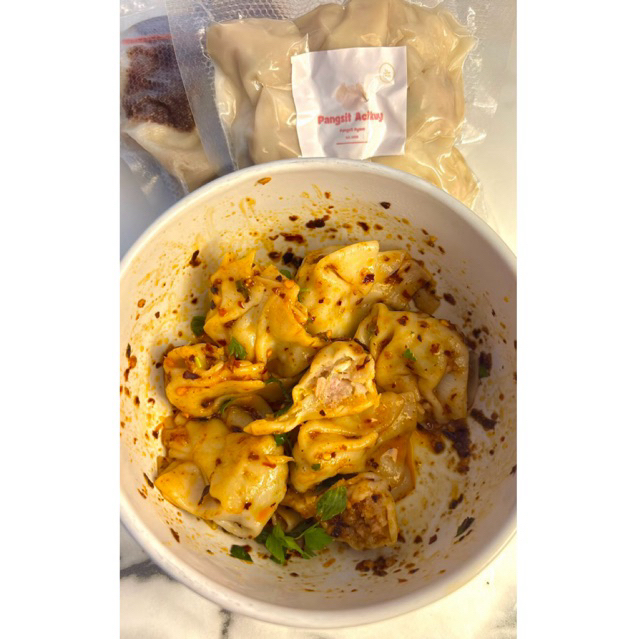 

PANGSIT AYAM CHILI OIL sudah termasuk chili oil dan bumbu bubuk