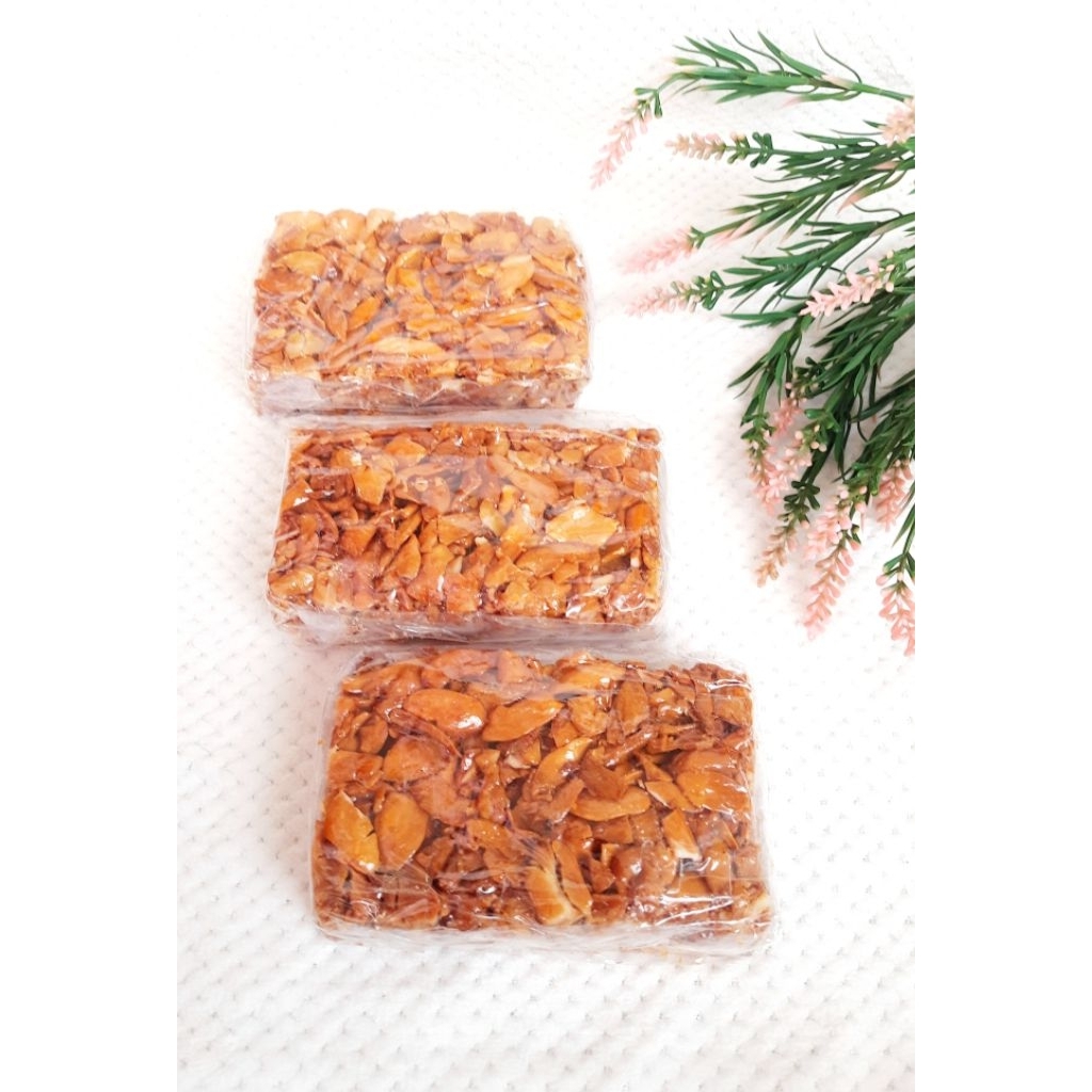 

Camilan Halua Kenari Khas sangihe