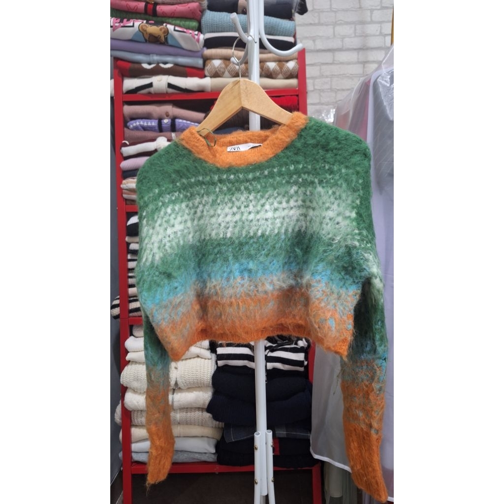 ZARA Sweater Bulu Fuzi Crop Wanita