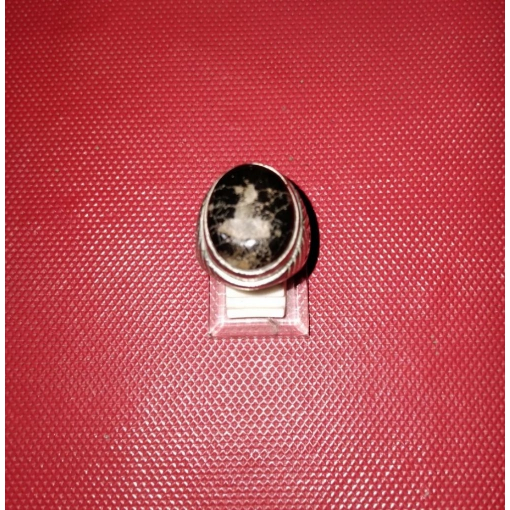 Batu badar besi semeru lumajang asli urat jala putih motif gambar orang duduk badar besi semeru urat