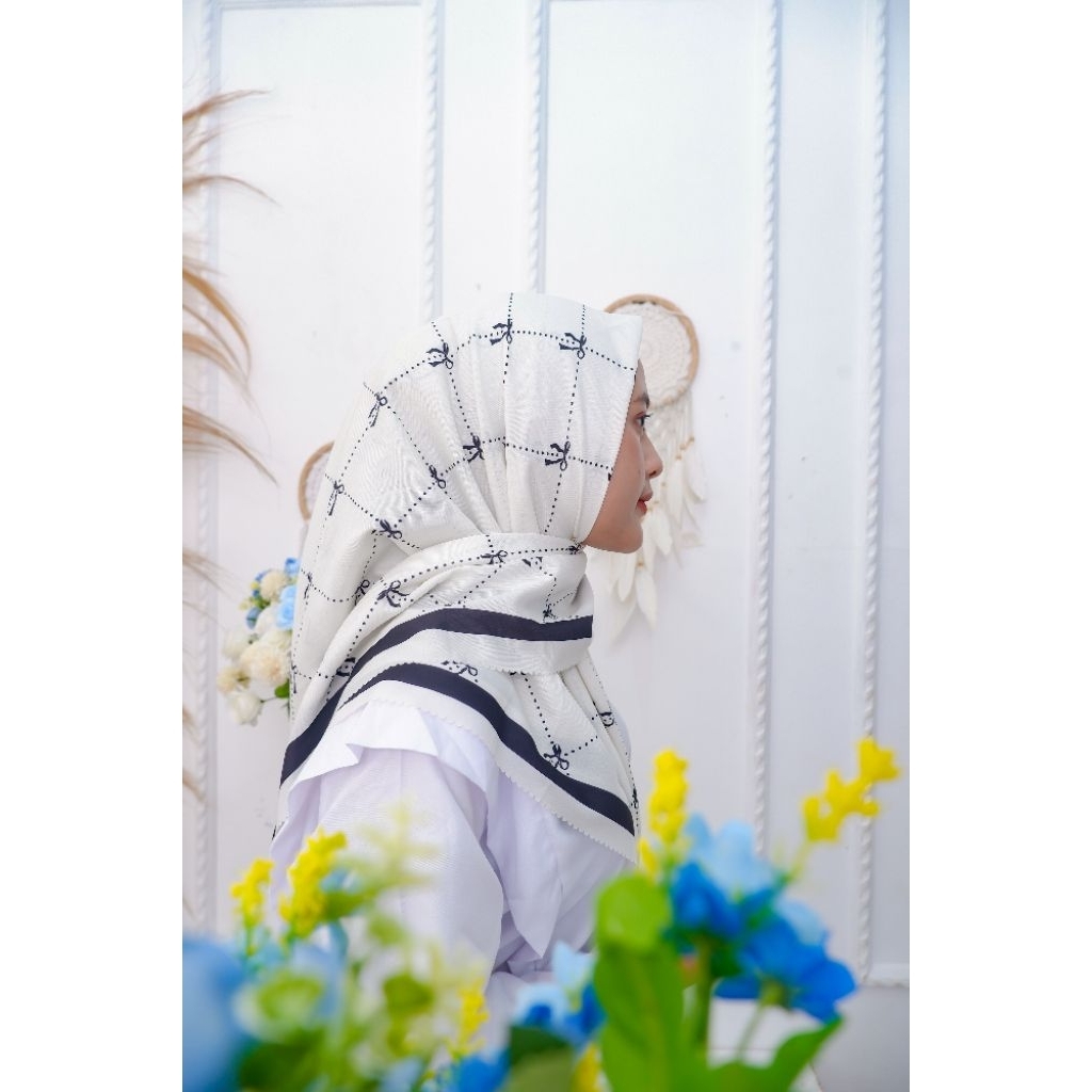Jilbab Segi Empat Motif Pita Garis