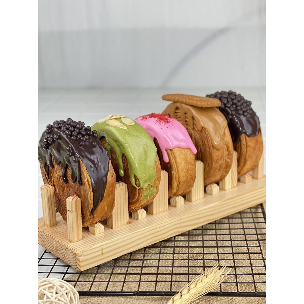 

Cromboloni (Coklat - Strawberry - Matcha - Biscoff) - Dapur Wieda