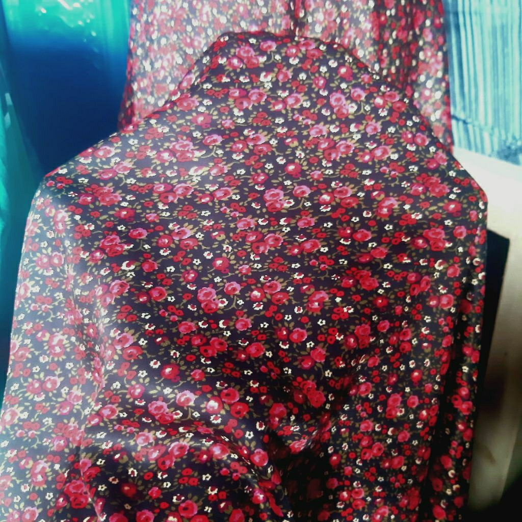 KAIN SATIN SILK PREMIUM MOTIF BUNGA KECIL  - KAIN SATEN PREMIUM MOTIF BUNGA KECIL HARGA/0,5M