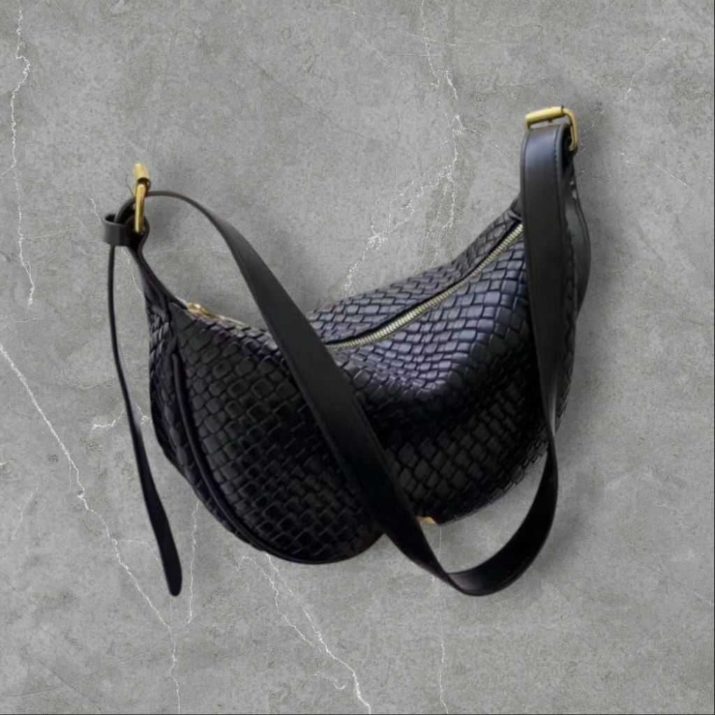 【nina Hobo Bag】MOCO FASION Tas Selempang Wanita Crybaby Bag Charm Bulu Half HOBO Sling Bag 1120