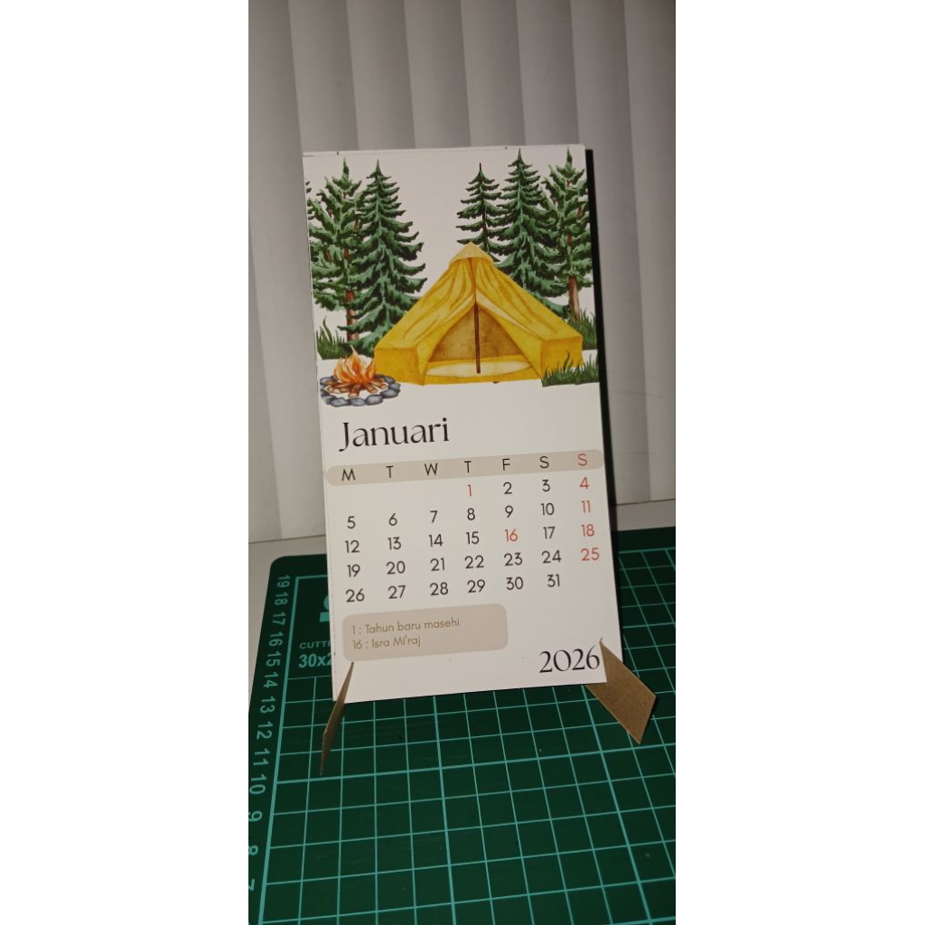 

KALENDER MEJA 2026 - Tema Camping