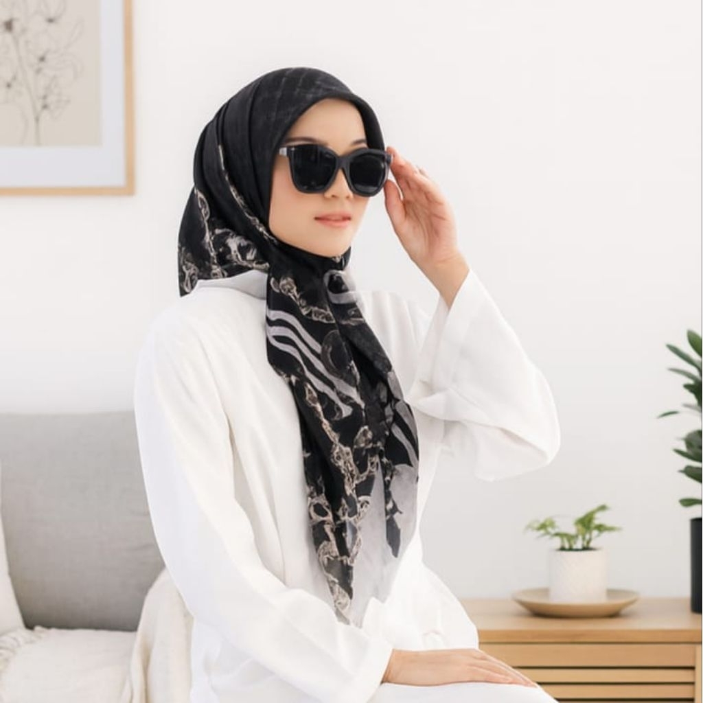 OBRAL TERLARIS MERLISS  HITAM / KERUDUNG SEGI EMPAT / JILBAB INSTAN / HIJAB TERBARU TERMURAH KEKINIA