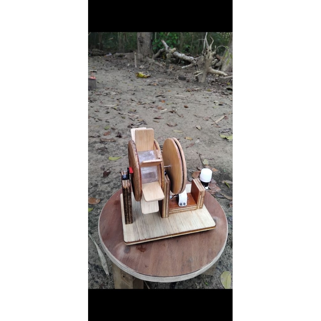 Alat edukasi Generator pembangkit listrik tenaga air