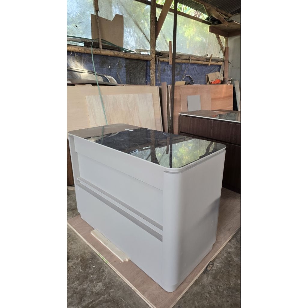 Meja Island Table dengan Roda Top Table Granit