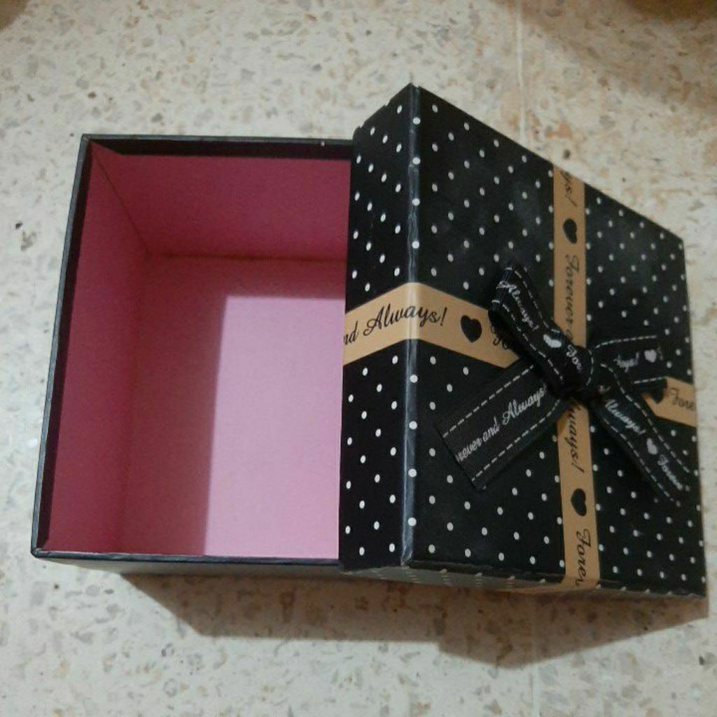 

Preloved kotak kado serba guna bisa buat kado,bisa jug untuk menyimpan barang agar lebih rapi ukuran 11 x 11 x 6cm