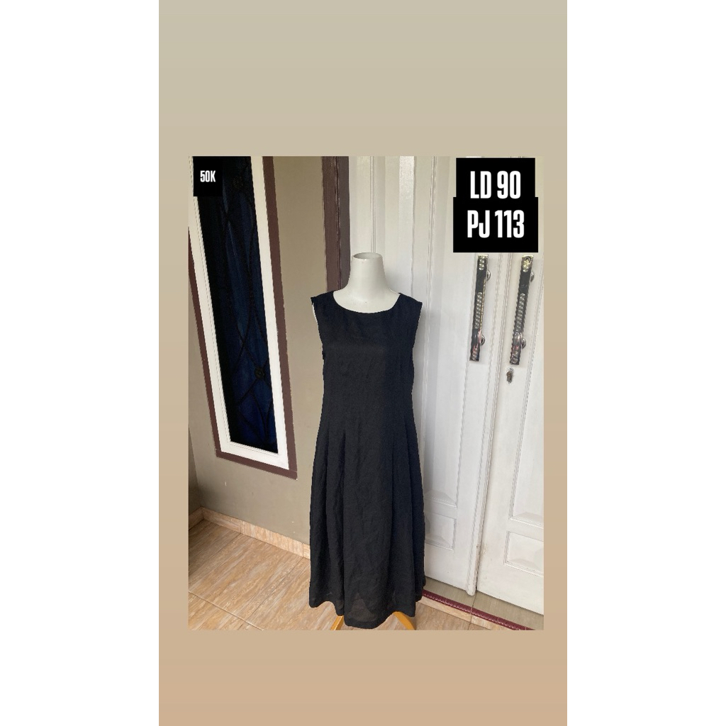 1. Dress sleeveless hitam polos panjang