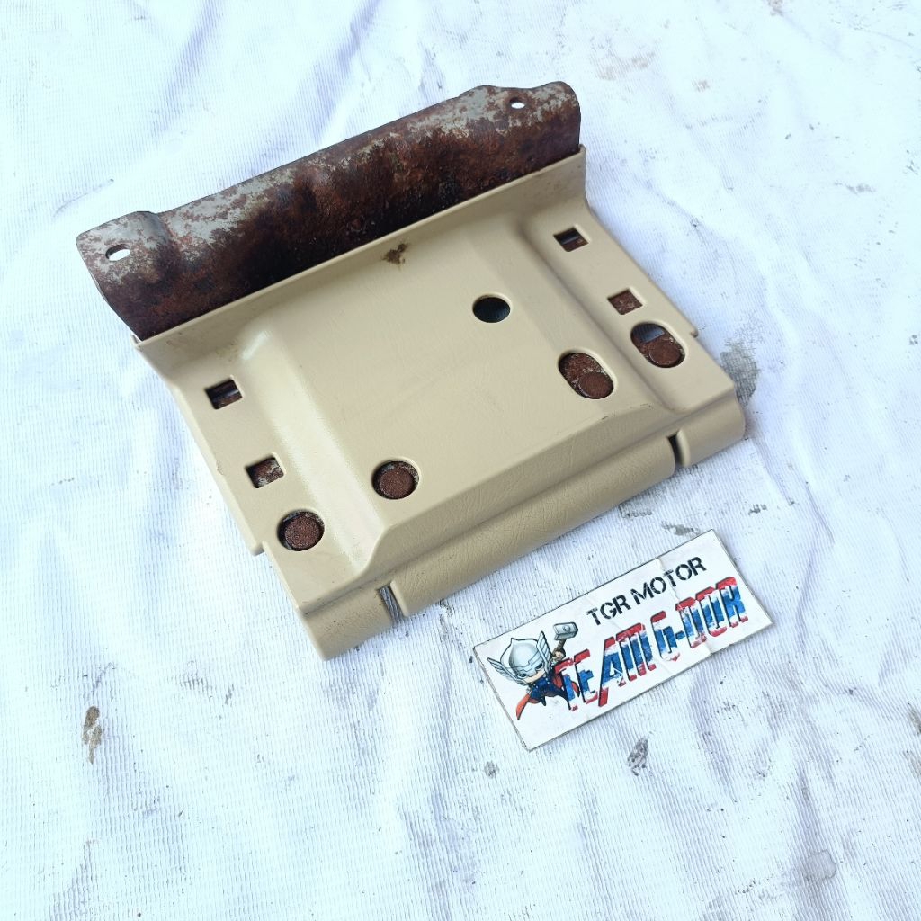 breket brecket plat dudukan console bok box meja lipat tengah depan original nissan serena c24 bekas