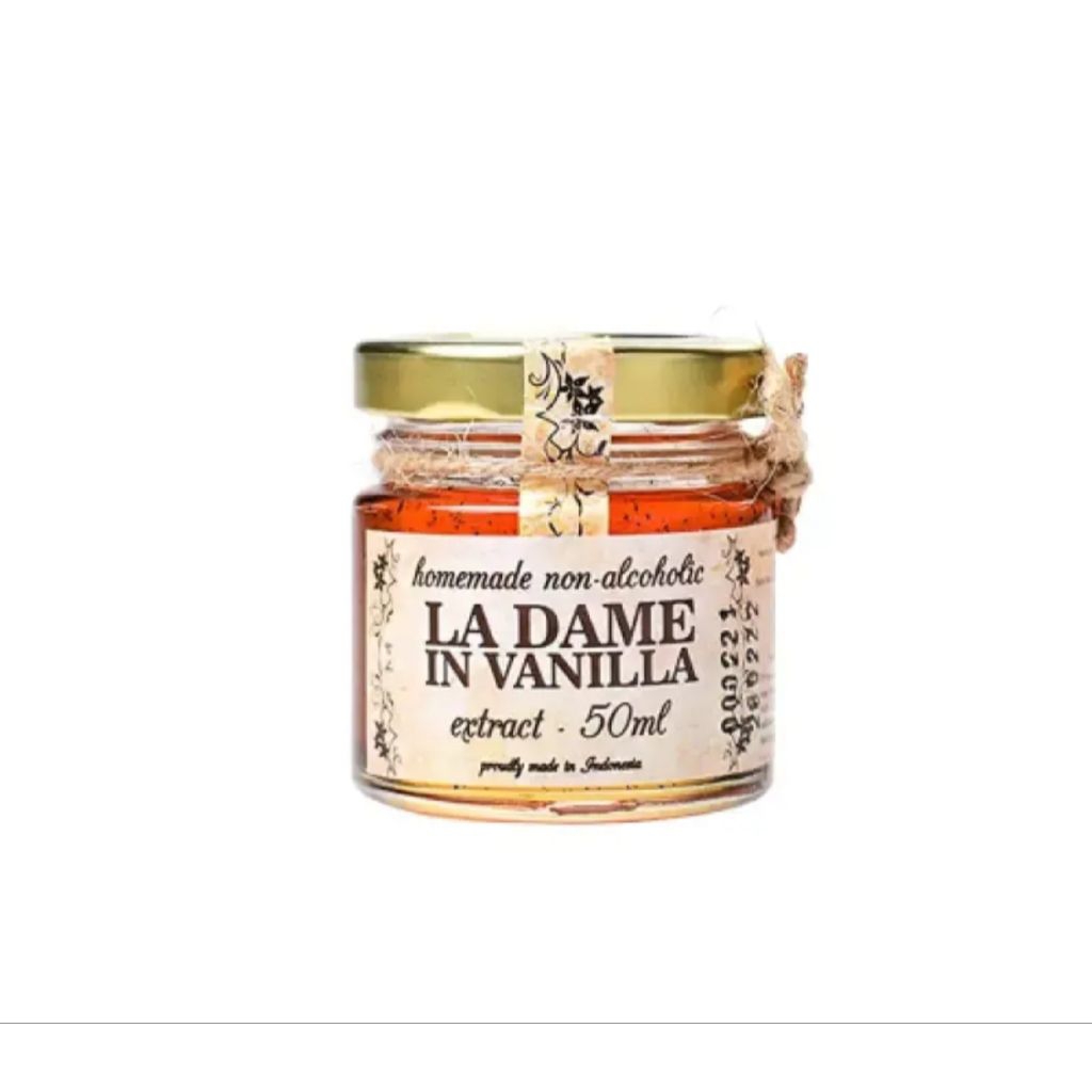 

La Dame In Vanilla Extract 50ml adalah ekstrak vanila premium yang dihasilkan dari biji vanila pilihan, memberikan aroma manis dan kaya rasa yang autentik. Cocok untuk memperkaya cita rasa kue, roti, dessert, minuman, dan berbagai hidangan lainnya.