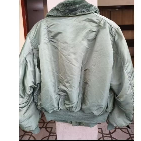 Borongan take All 2pcs vintage jacket Alpha industries. B-15 size XL. Kondisi bagus.