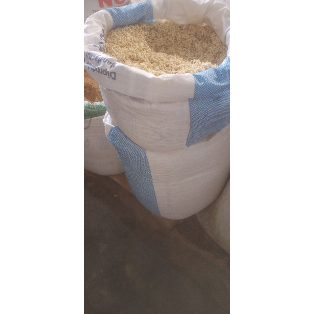 mie instant BS ( indomie BS )goni an kemasan 25kg / sak pakan ayam