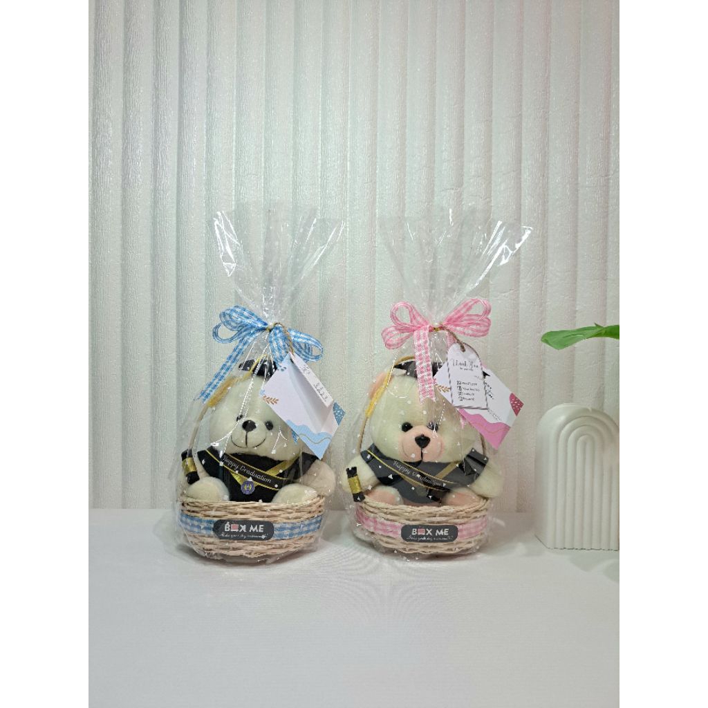 Kado boneka wisuda keranjang/ hadiah boneka wisuda plastik murah
