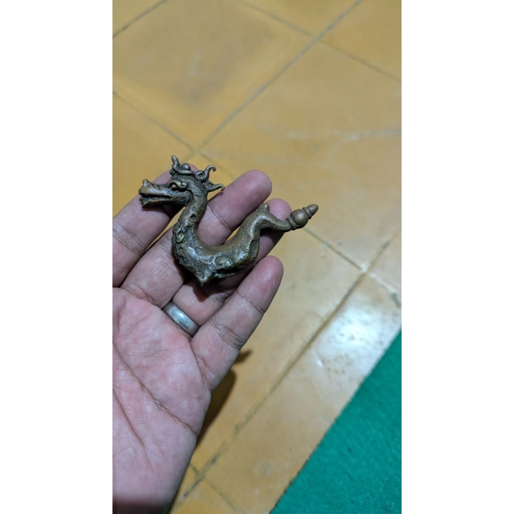 Temuan sungai brantas golek an kencono naga , pataka naga