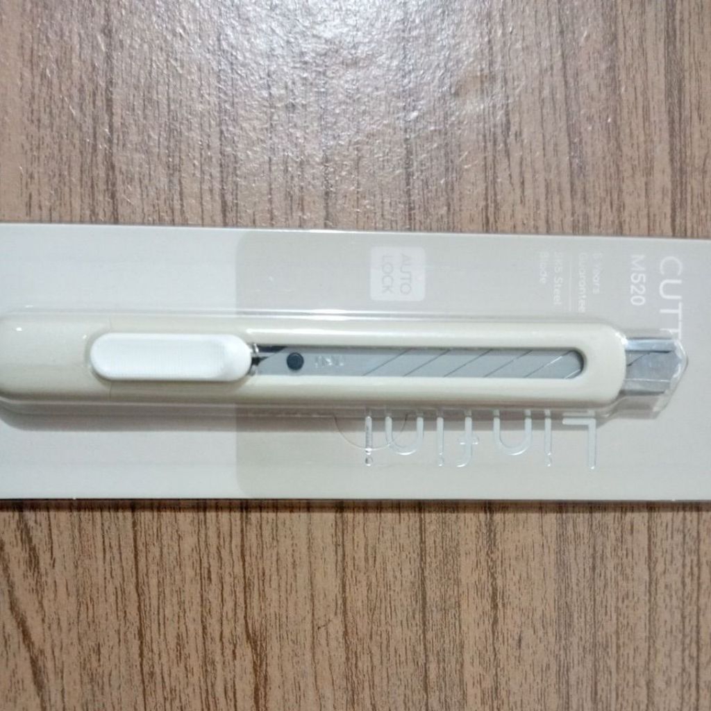 

CUTTER DELI EM520 PUTIH