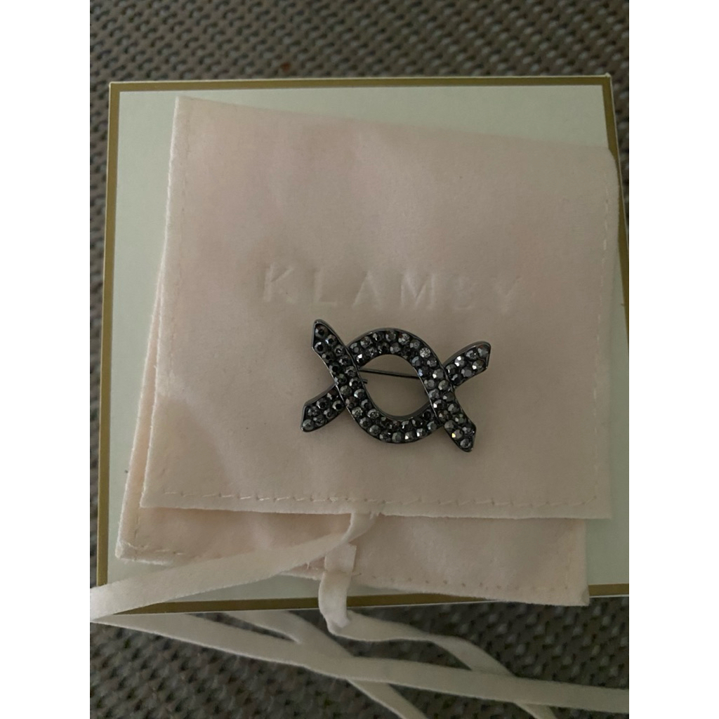 Klamby Alice brooch black wearing klamby brooch