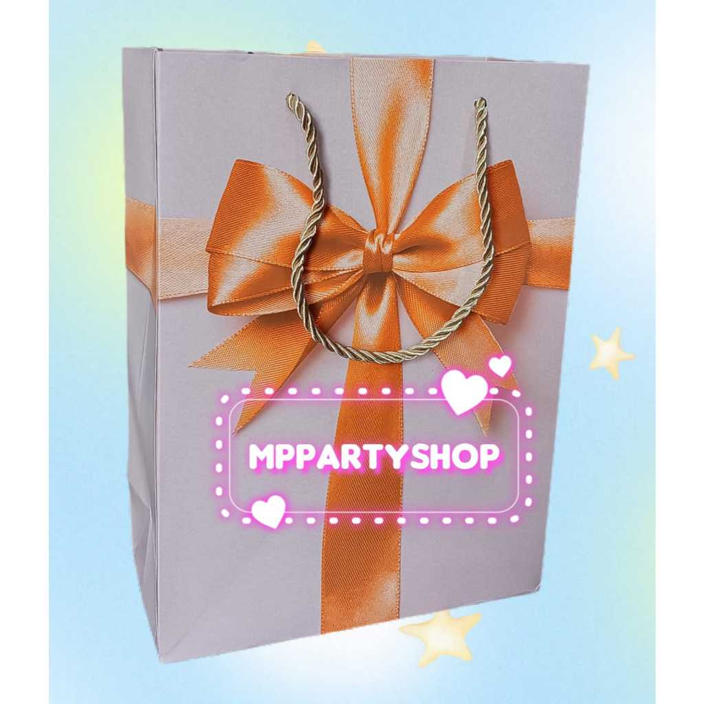 

PAPER BAG KECIL MOTIF PITA KADO UKURAN 17,5X8,5X23,5 CM /PAPER BAG KECIL MOTIF