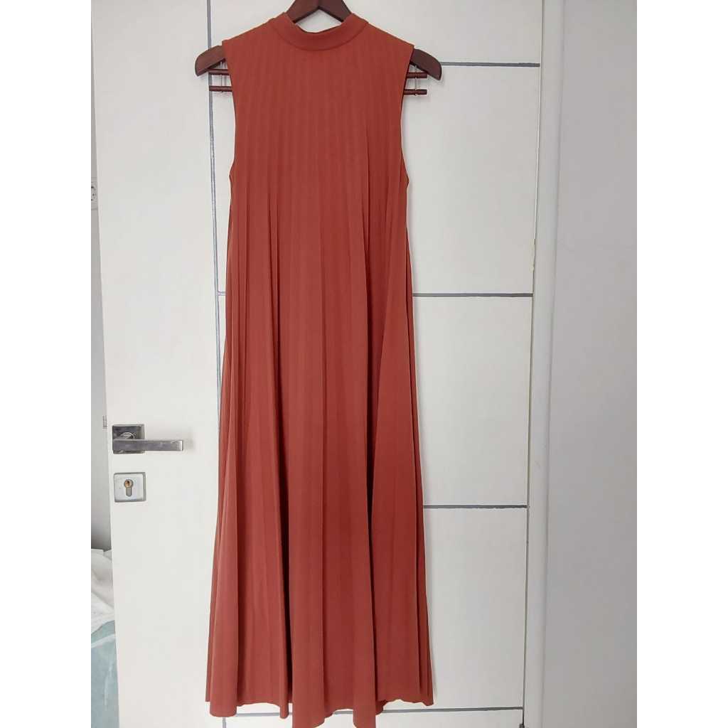 Gaun Plisket Tanpa Lengan Panjang Merah Bata