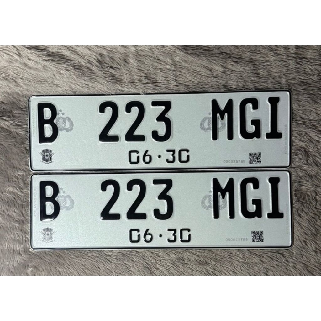plat putih reflektif mobil berkode sepasang