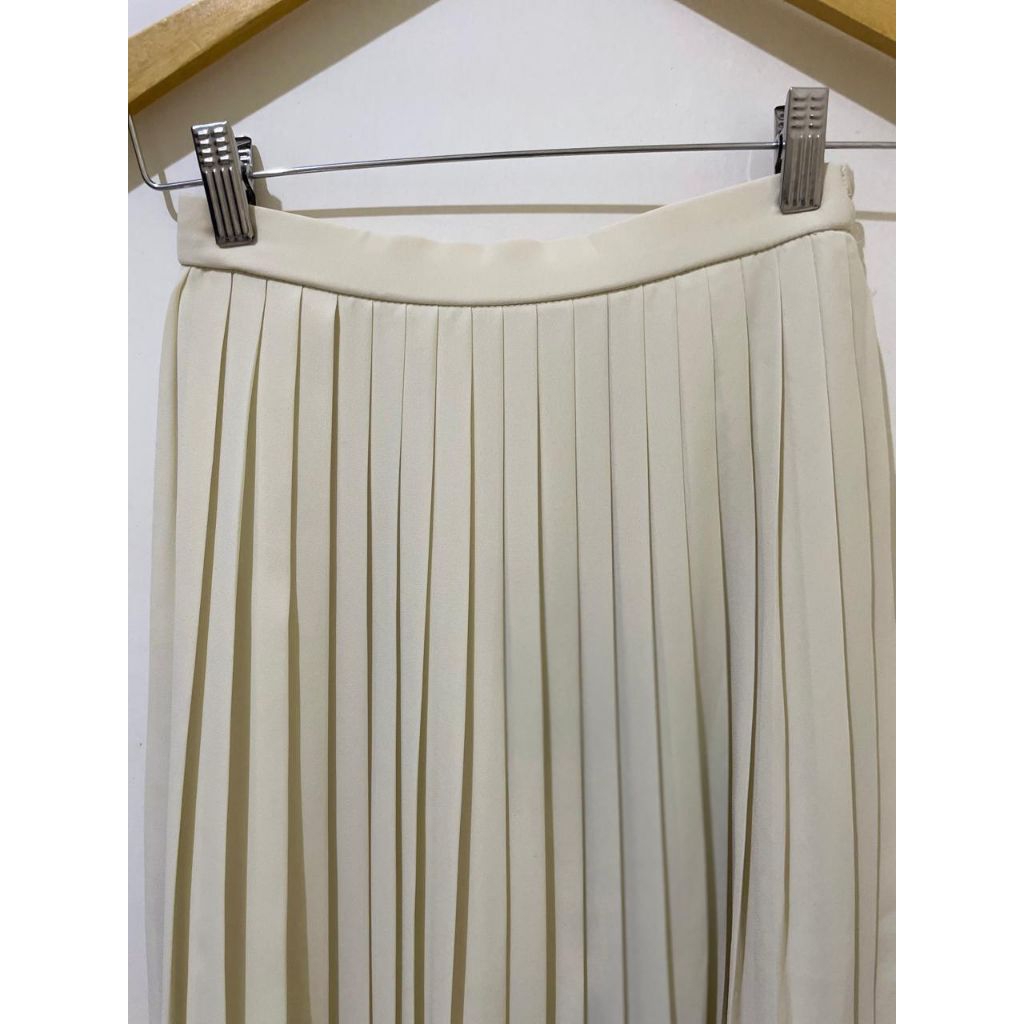 Preloved Rok Plisket Cream by Uniqlo