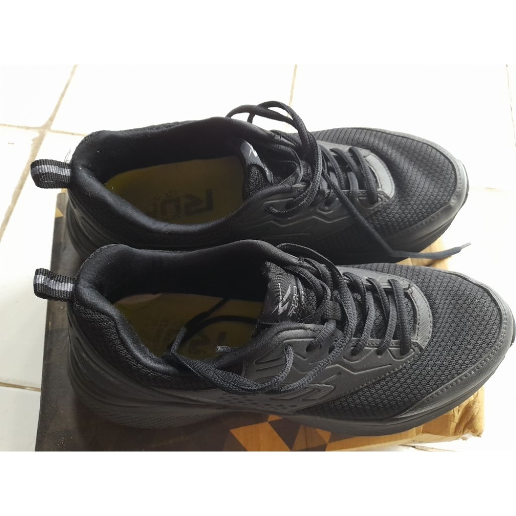 PRELOVED SEPATU PRIA SEKOLAH TIPE LYONS HITAM ORI SPOTEC