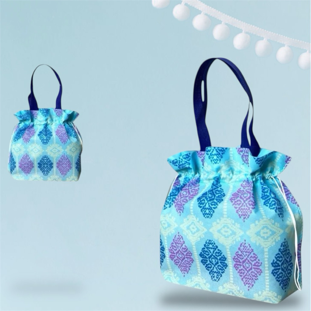 

Tas Serut Motif Tas Kado Gift hampers Souvenir Tas Bingkisan Tas Hajatan Tas Snack Tas Roti 27x35x12 Motif 01