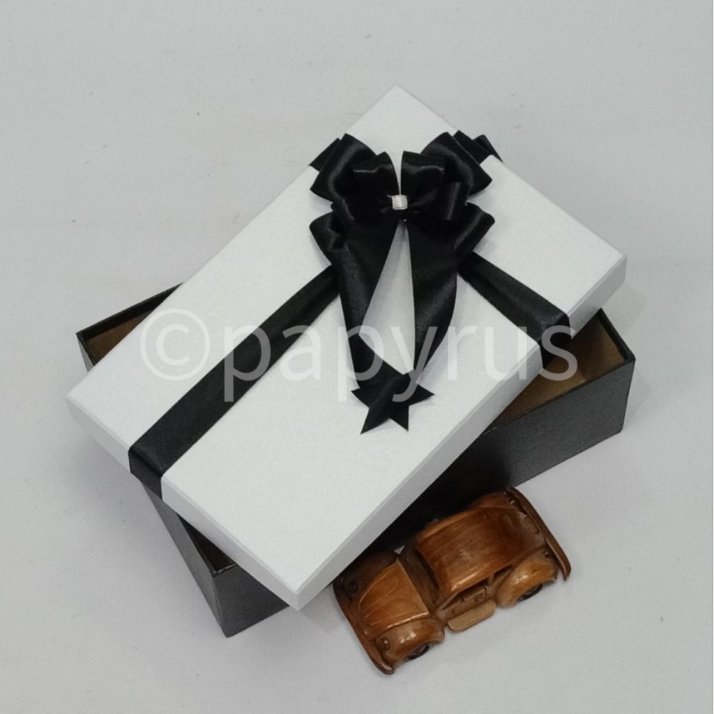 

PAPYRUS Kombinasi 17,5x27,5 Tinggi 8cm Kotak Kado Gift Box Hardbox Hampers Hadiah V2