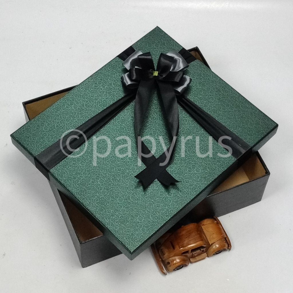 

PAPYRUS Kombinasi 30x35 Tinggi 8cm Kotak Kado Gift Box Hardbox Hampers Hadiah V2