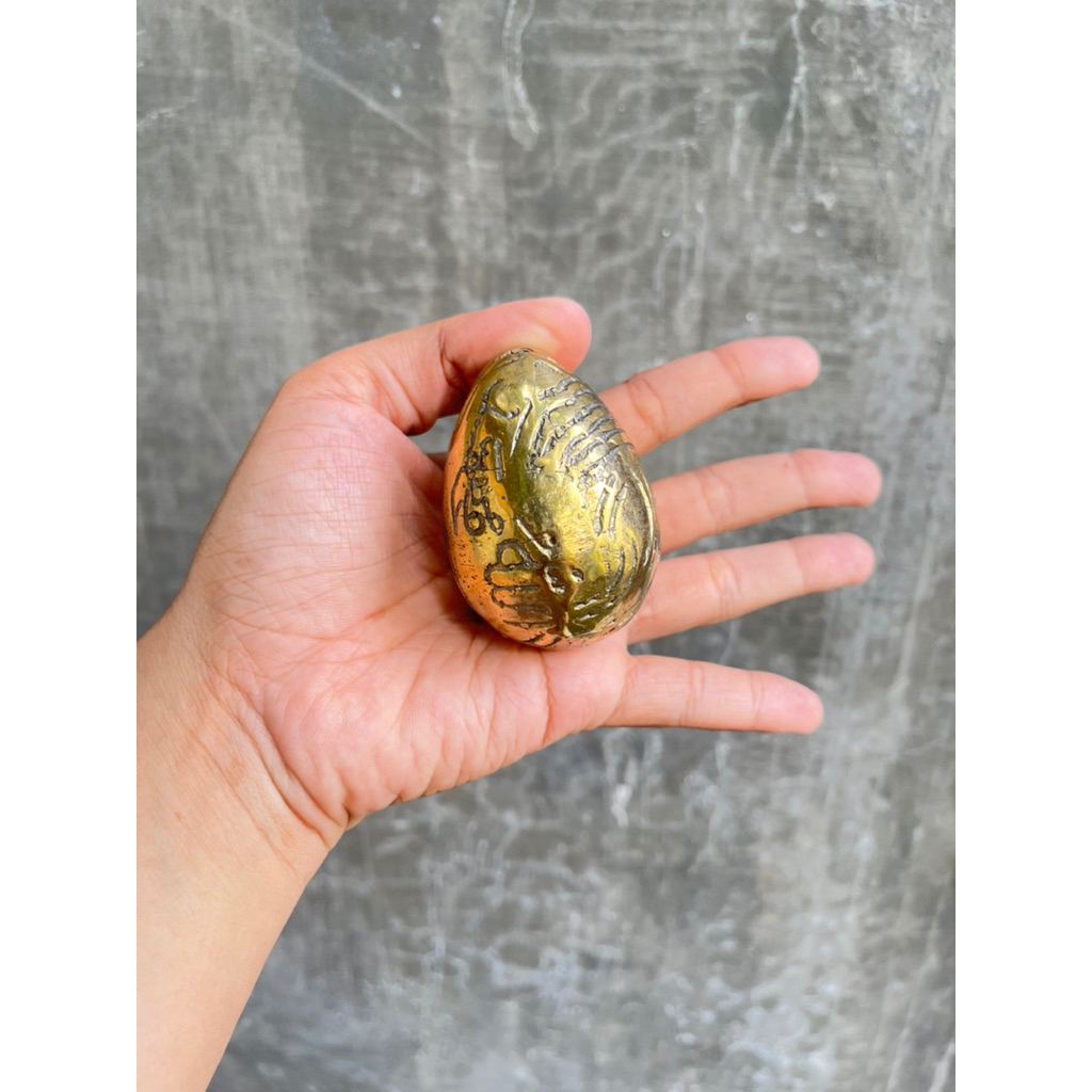 

TELUR BAHAN KUNINGAN - hiasan telur bahan Kuningan tebal