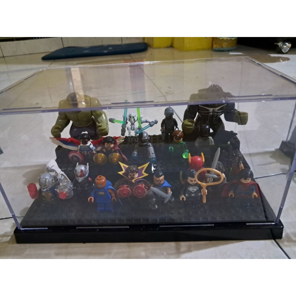 1 Set LEGO Avengers dan Justice League