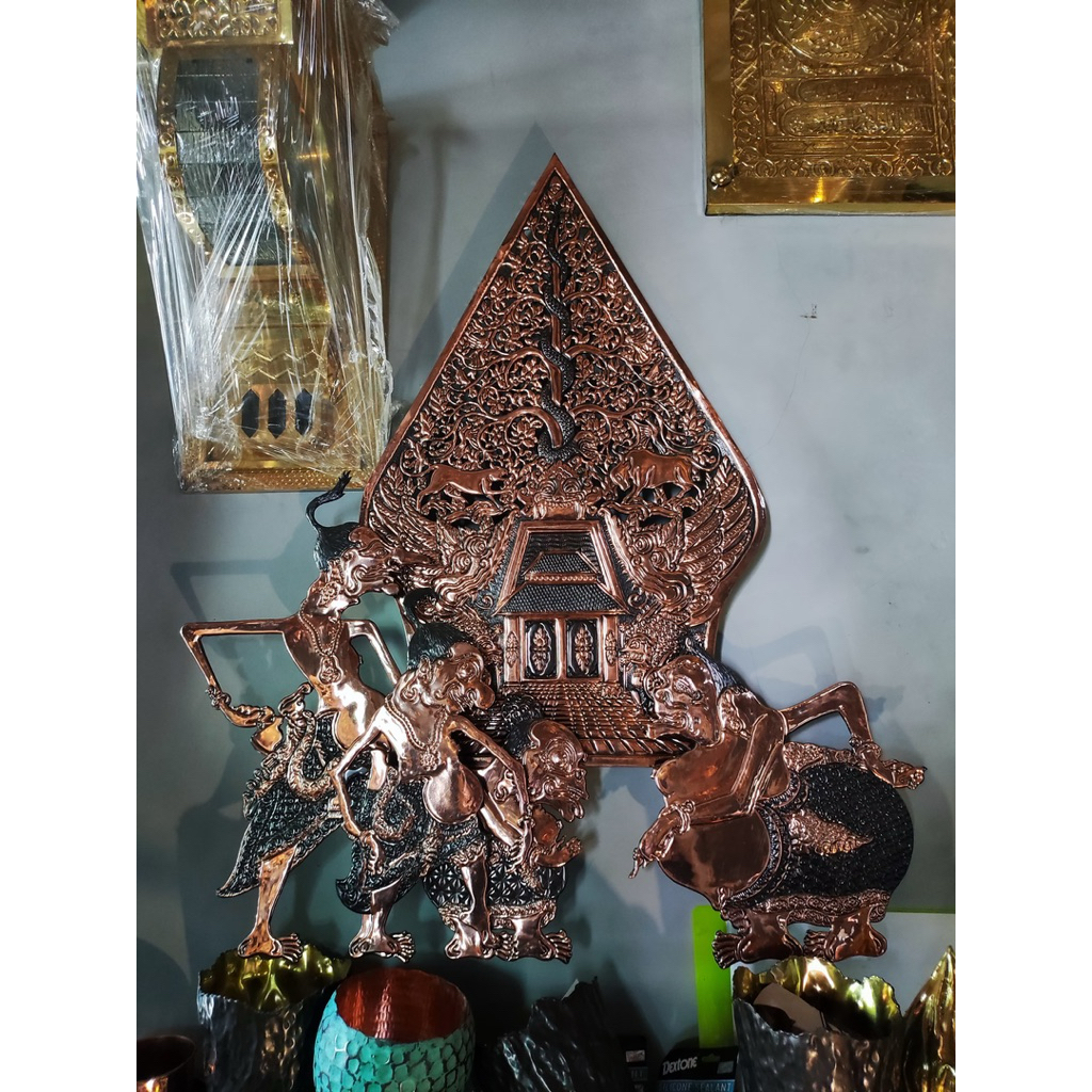 Gunungan Wayang Tembaga dengan wayang punokawan