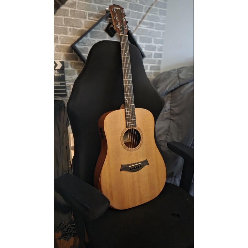 Taylor Academy 10e dreadnought Acoustic Guitar