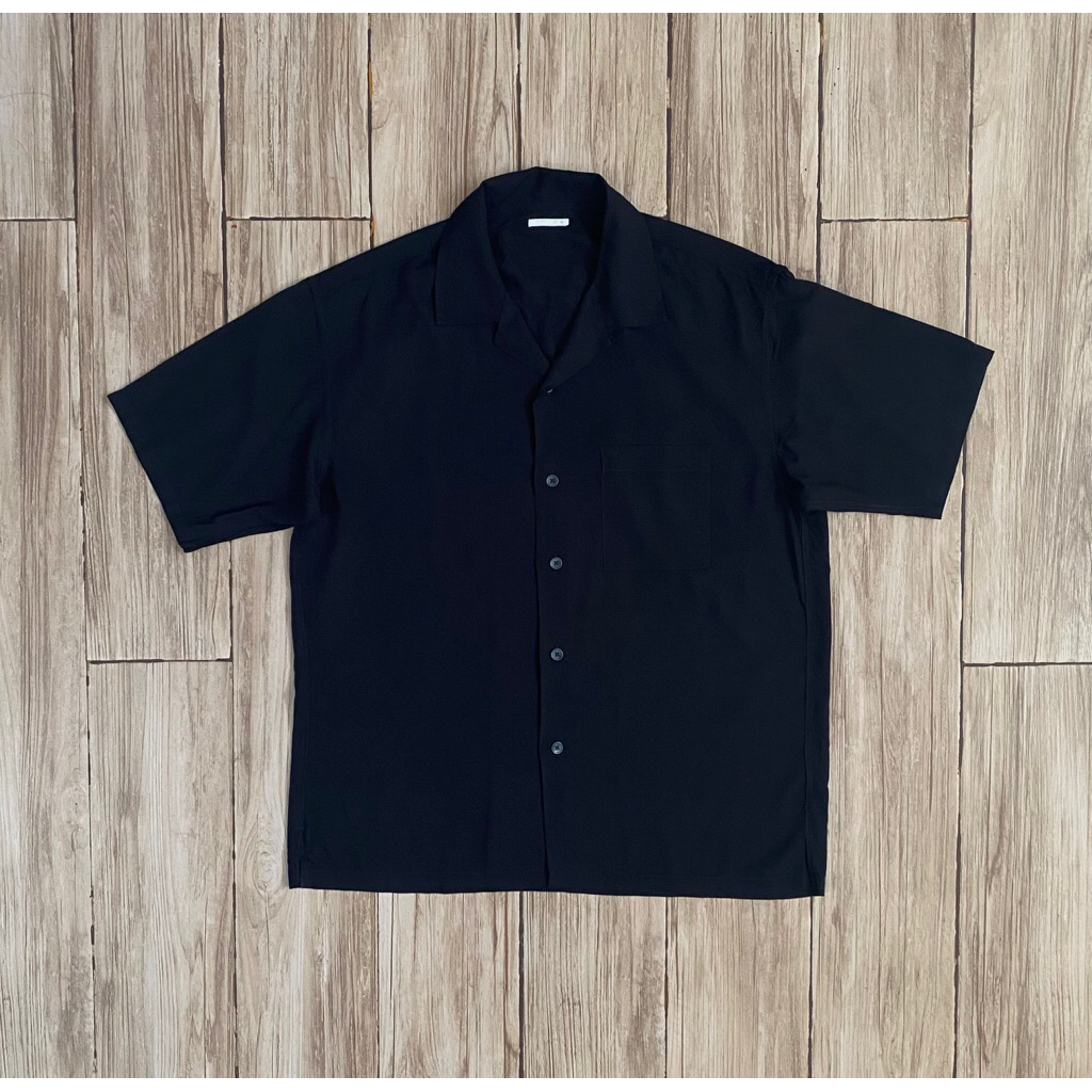 kemeja open collar GU Hitam