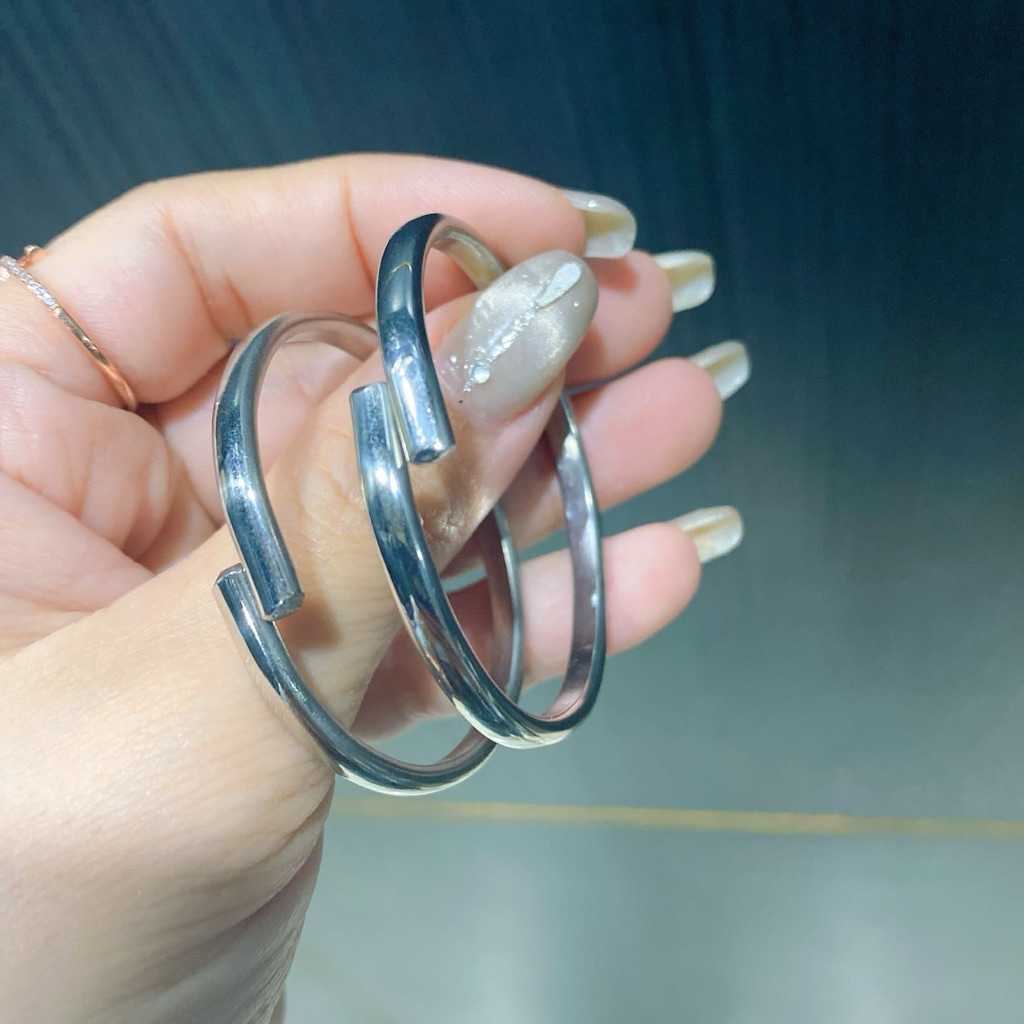 gelang anti step bayi bahan besi putih tebal kokoh, jamin tidak akan karat. yg pernah ambil pasti ta