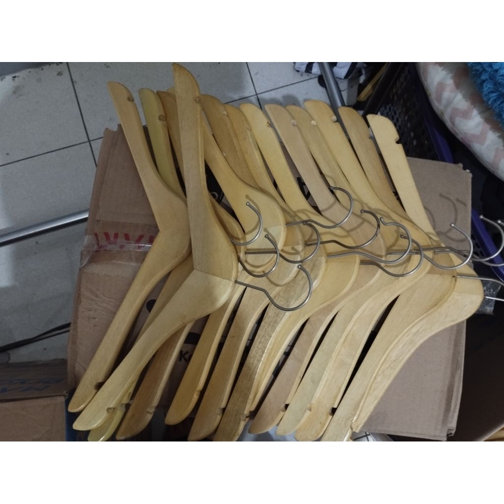 Hanger Kayu dewasa bekas toko