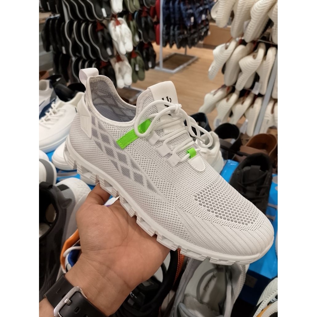 Yongki Komaladi Sepatu Sneaker Fashion Pria