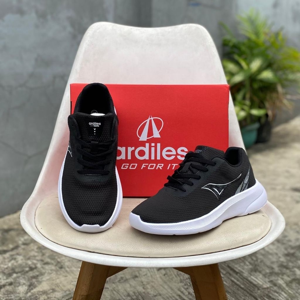 Sepatu running ardiles hitam putih